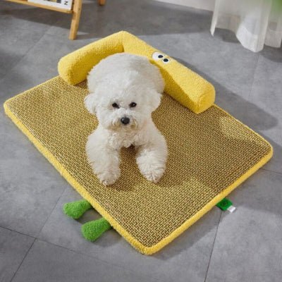 Bichon maltais sur un tapis pour chien rafraichissant Pitagol jaune avec rotin