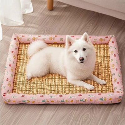 Spitz japonais sur tapis pour chien rafraichissant Rotini rose antidérapant
