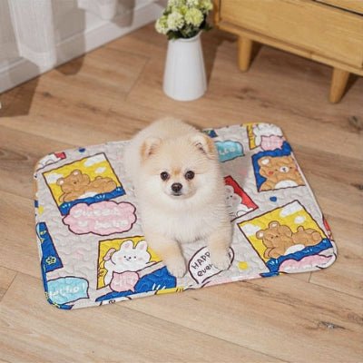 Spitz nain couché sur un tapis rafraichissant chien Animos beige respirant
