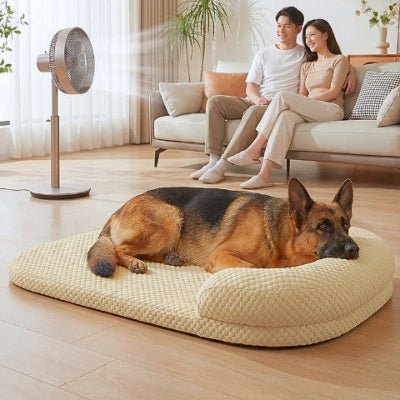 Berger allemand allongé sur un tapis rafraichissant chien Kolos jaune lavable