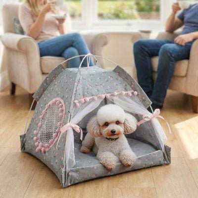 Caniche toy couché dans une tente chien Coconelle grise facile à nettoyer