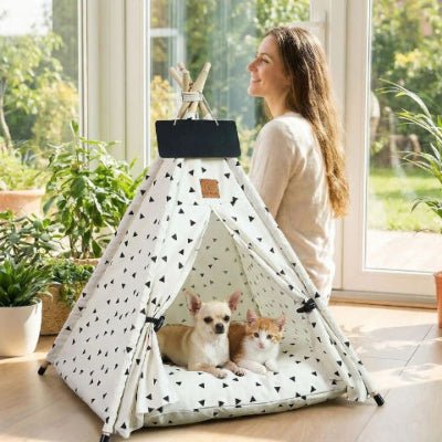 Chien et chat couchés dans un tipi pour chien Kaya spacieux blanc à motifs