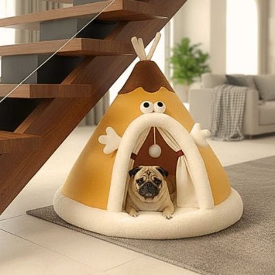 Carlin couché dans tipi pour chien Kiri jaune