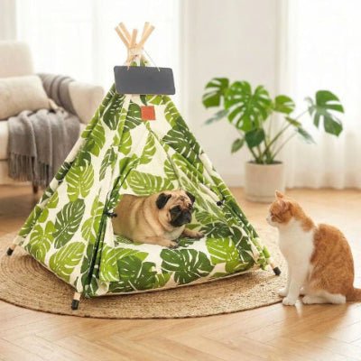Carlin allongé dans un tipi pour chien Pupsy avec feuillage vert antistress
