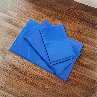 trois tapis rafraichissant chien empilés sur plancher de bois jeltop